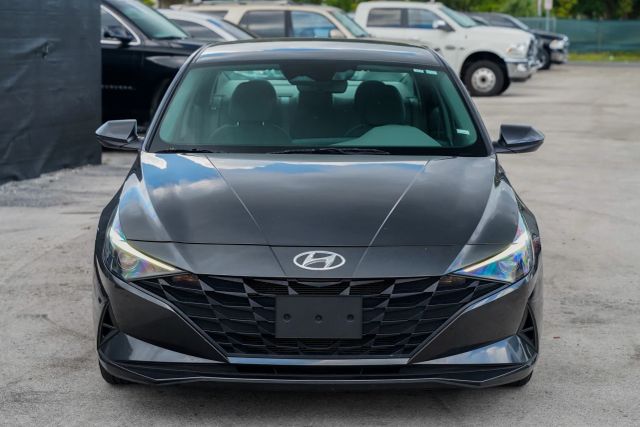 
								2023 Hyundai Elantra SE Sedan 4D full									