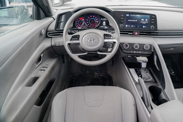 
								2023 Hyundai Elantra SE Sedan 4D full									