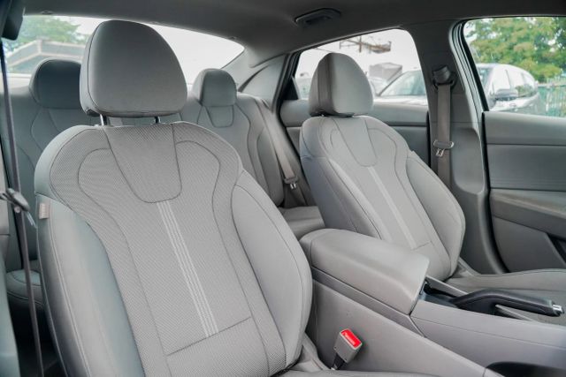 
								2023 Hyundai Elantra SE Sedan 4D full									