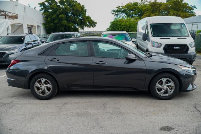 
								2023 Hyundai Elantra SE Sedan 4D full									