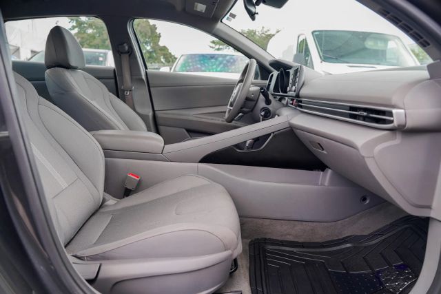 
								2023 Hyundai Elantra SE Sedan 4D full									