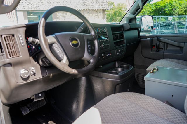 
								2017 Chevrolet Express 2500 Cargo Extended Van 3D full									