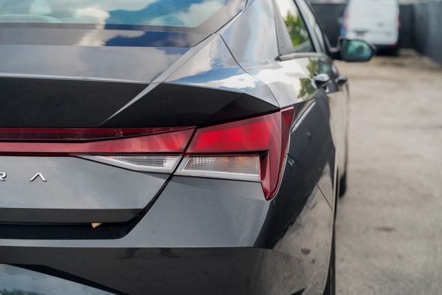 
								2023 Hyundai Elantra SE Sedan 4D full									