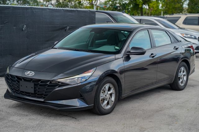 
								2023 Hyundai Elantra SE Sedan 4D full									