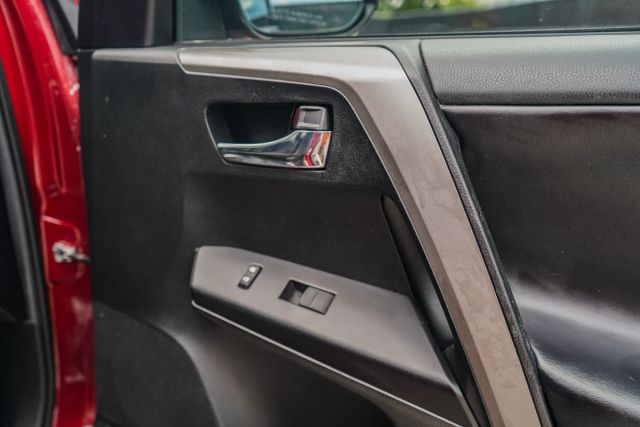 
								2018 Toyota RAV4 XLE Sport Utility 4D full									