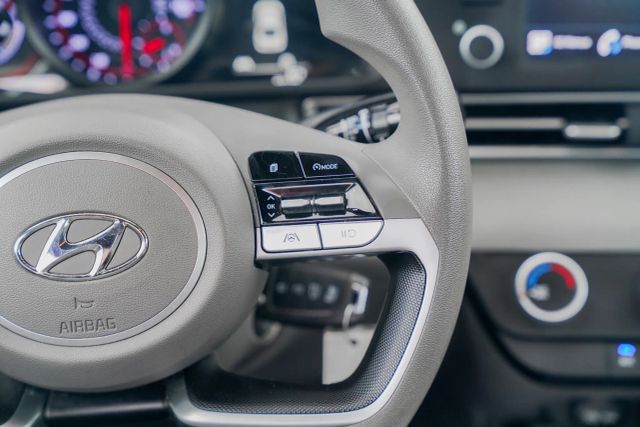 
								2023 Hyundai Elantra SE Sedan 4D full									