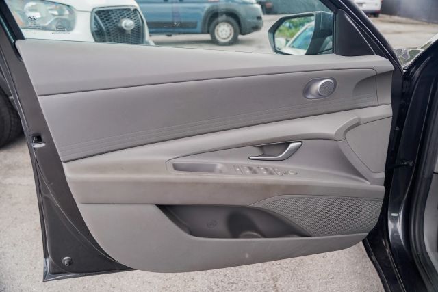 
								2023 Hyundai Elantra SE Sedan 4D full									