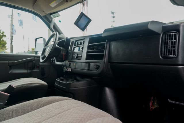 
								2017 Chevrolet Express Commercial Cutaway Cutaway Van 2D full									