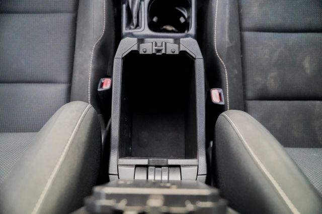 
								2017 Toyota RAV4 XLE Sport Utility 4D full									