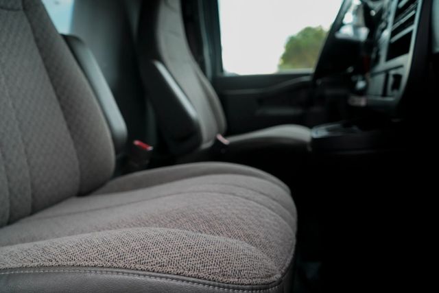 
								2017 Chevrolet Express Commercial Cutaway Cutaway Van 2D full									