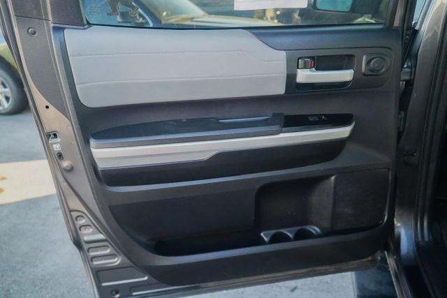 
								2016 Toyota Tundra CrewMax Limited Pickup 4D 5 1/2 ft full									