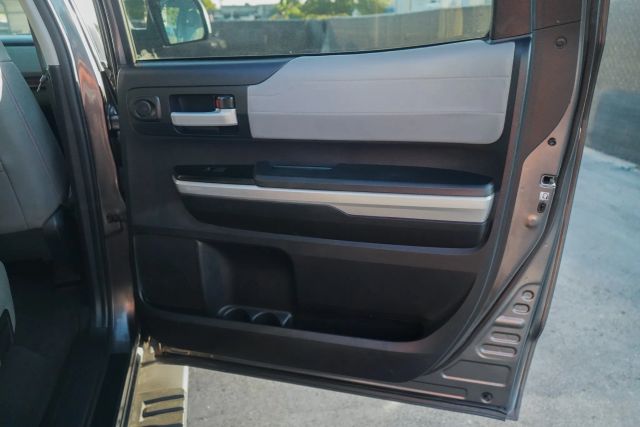 
								2016 Toyota Tundra CrewMax Limited Pickup 4D 5 1/2 ft full									