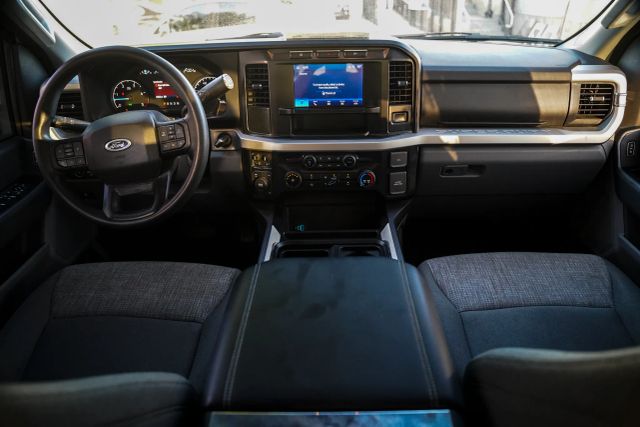 
								2024 Ford F350 Super Duty Crew Cab XLT Pickup 4D 8 ft full									