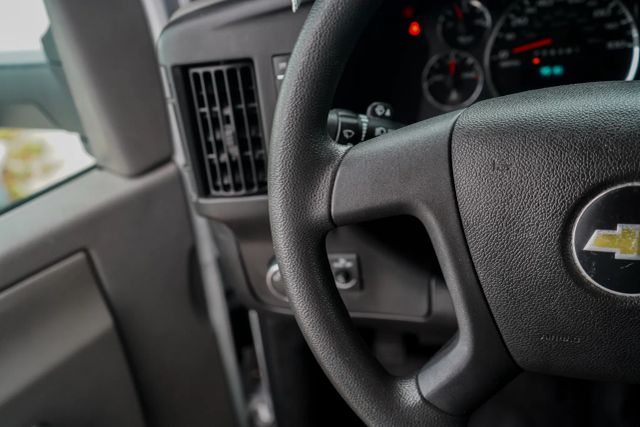 
								2017 Chevrolet Express Commercial Cutaway Cutaway Van 2D full									