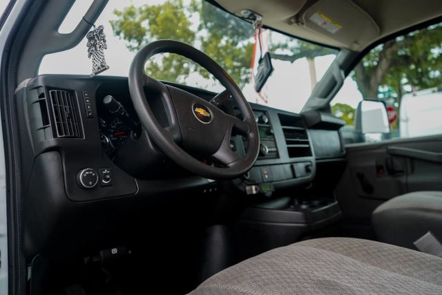 
								2017 Chevrolet Express Commercial Cutaway Cutaway Van 2D full									