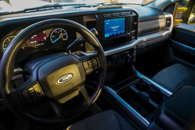 
								2024 Ford F350 Super Duty Crew Cab XLT Pickup 4D 8 ft full									