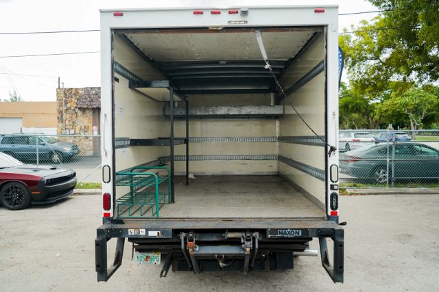 
								2017 Chevrolet Express Commercial Cutaway Cutaway Van 2D full									