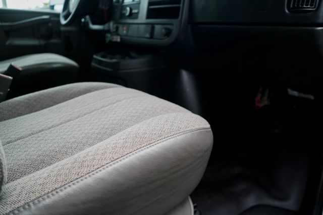 
								2017 Chevrolet Express Commercial Cutaway Cutaway Van 2D full									