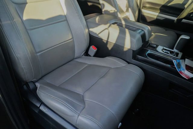 
								2016 Toyota Tundra CrewMax Limited Pickup 4D 5 1/2 ft full									