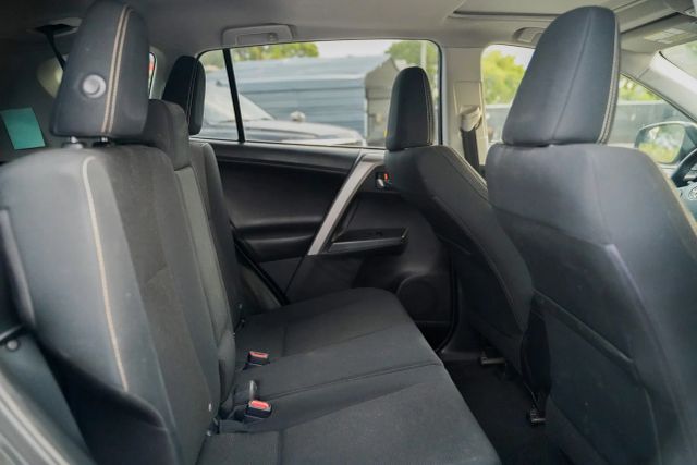 
								2017 Toyota RAV4 XLE Sport Utility 4D full									