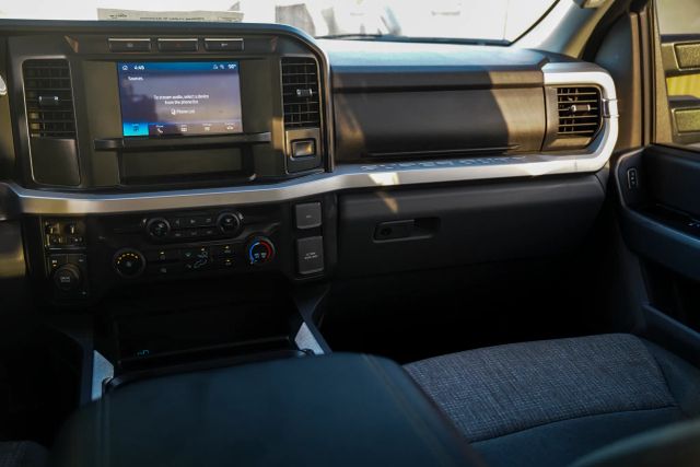 
								2024 Ford F350 Super Duty Crew Cab XLT Pickup 4D 8 ft full									