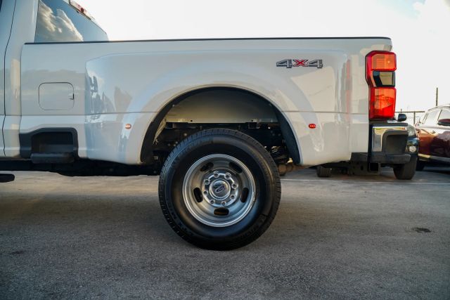 
								2024 Ford F350 Super Duty Crew Cab XLT Pickup 4D 8 ft full									