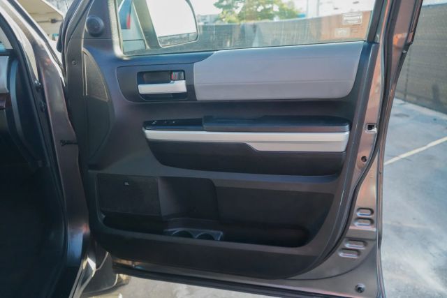 
								2016 Toyota Tundra CrewMax Limited Pickup 4D 5 1/2 ft full									