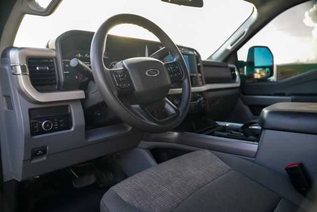 
								2024 Ford F350 Super Duty Crew Cab XLT Pickup 4D 8 ft full									