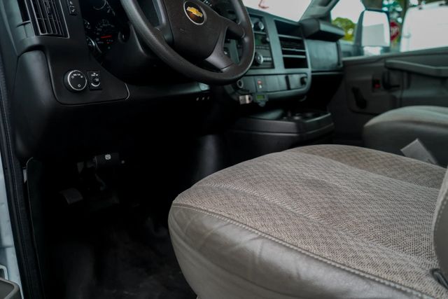 
								2017 Chevrolet Express Commercial Cutaway Cutaway Van 2D full									