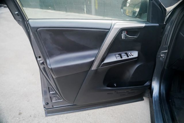 
								2017 Toyota RAV4 XLE Sport Utility 4D full									