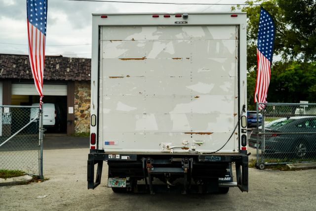 
								2017 Chevrolet Express Commercial Cutaway Cutaway Van 2D full									