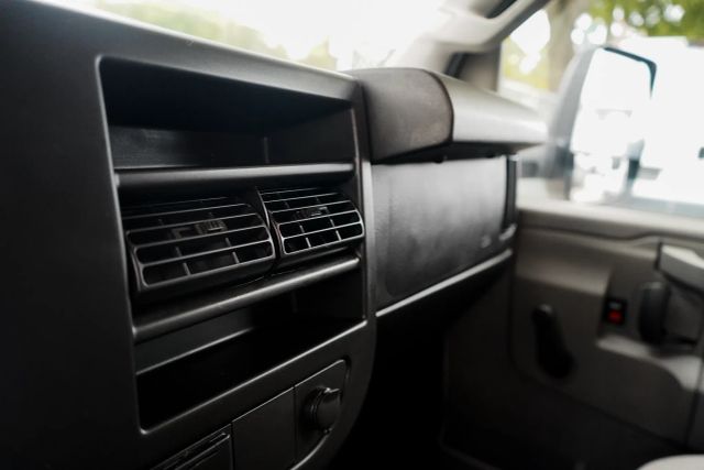 
								2017 Chevrolet Express Commercial Cutaway Cutaway Van 2D full									