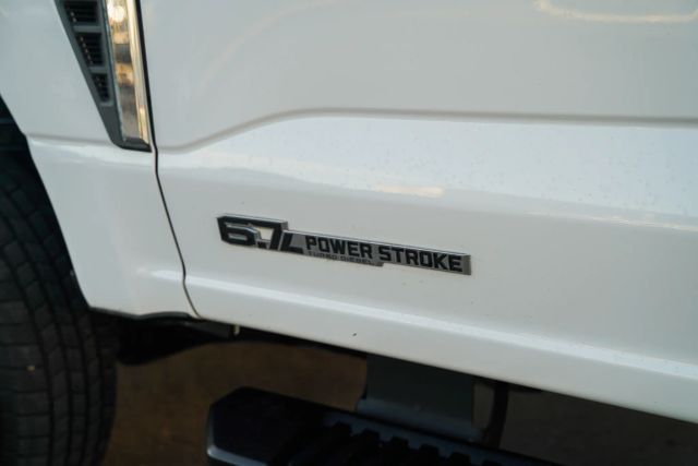 
								2024 Ford F350 Super Duty Crew Cab XLT Pickup 4D 8 ft full									