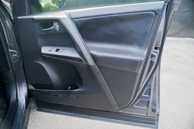 
								2017 Toyota RAV4 XLE Sport Utility 4D full									