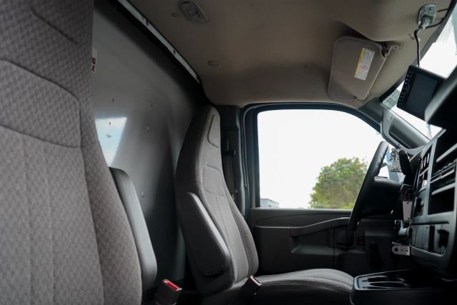 
								2017 Chevrolet Express Commercial Cutaway Cutaway Van 2D full									