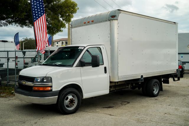 
								2017 Chevrolet Express Commercial Cutaway Cutaway Van 2D full									