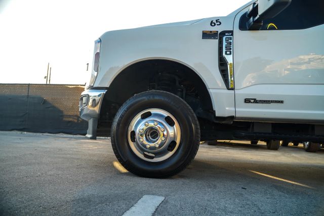 
								2024 Ford F350 Super Duty Crew Cab XLT Pickup 4D 8 ft full									