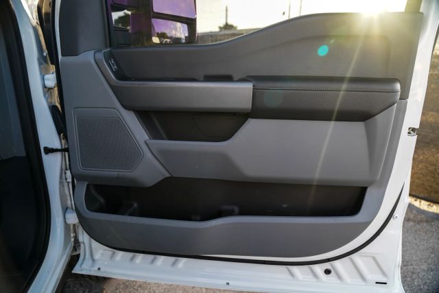 
								2024 Ford F350 Super Duty Crew Cab XLT Pickup 4D 8 ft full									