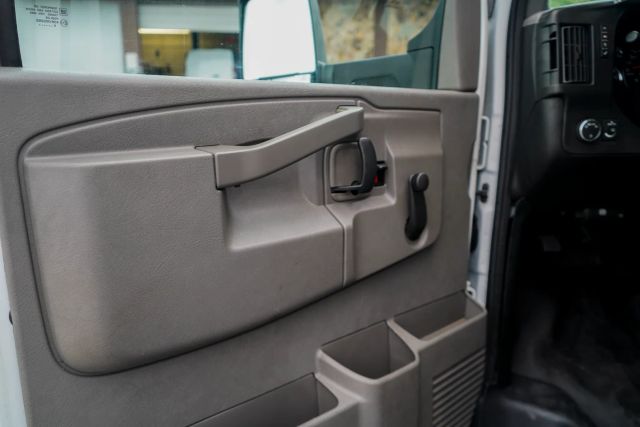 
								2017 Chevrolet Express Commercial Cutaway Cutaway Van 2D full									