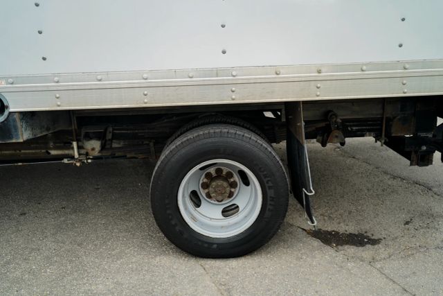 
								2017 Chevrolet Express Commercial Cutaway Cutaway Van 2D full									