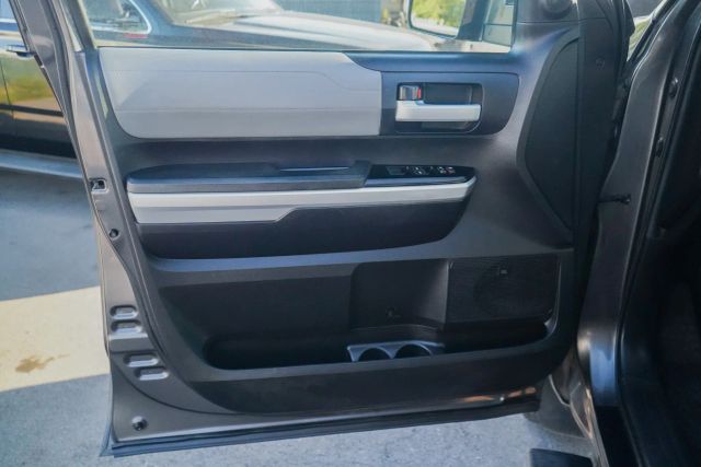 
								2016 Toyota Tundra CrewMax Limited Pickup 4D 5 1/2 ft full									