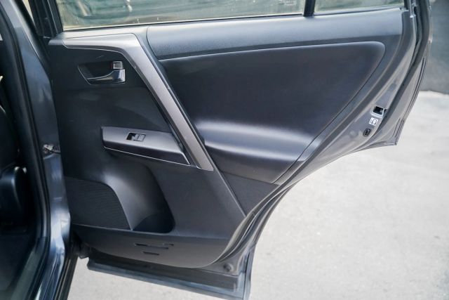 
								2017 Toyota RAV4 XLE Sport Utility 4D full									