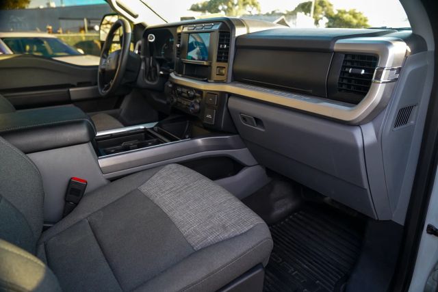 
								2024 Ford F350 Super Duty Crew Cab XLT Pickup 4D 8 ft full									