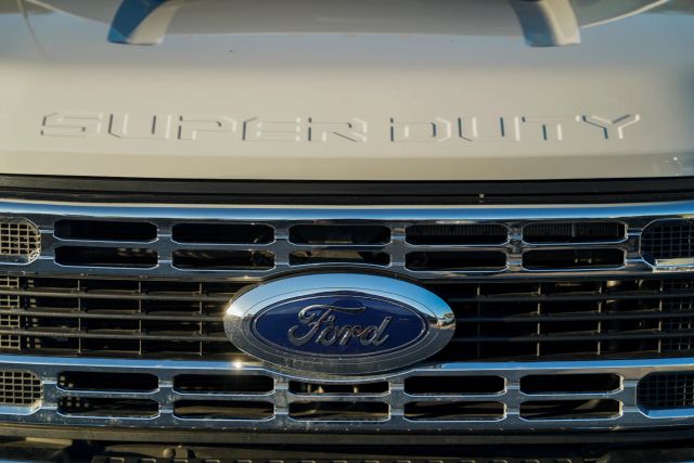 
								2024 Ford F350 Super Duty Crew Cab XLT Pickup 4D 8 ft full									