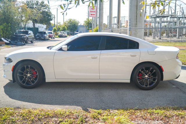 
								2020 Dodge Charger SXT Sedan 4D full									