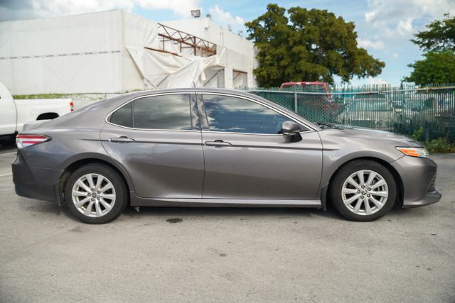 
								2020 Toyota Camry LE Sedan 4D full									