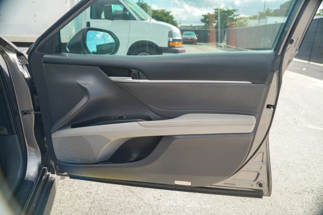 
								2020 Toyota Camry LE Sedan 4D full									