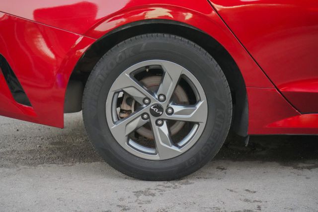 
								2022 Kia K5 LXS Sedan 4D full									