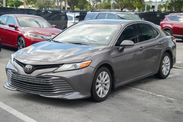 
								2020 Toyota Camry LE Sedan 4D full									