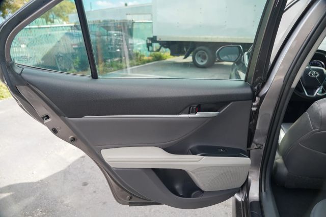 
								2020 Toyota Camry LE Sedan 4D full									